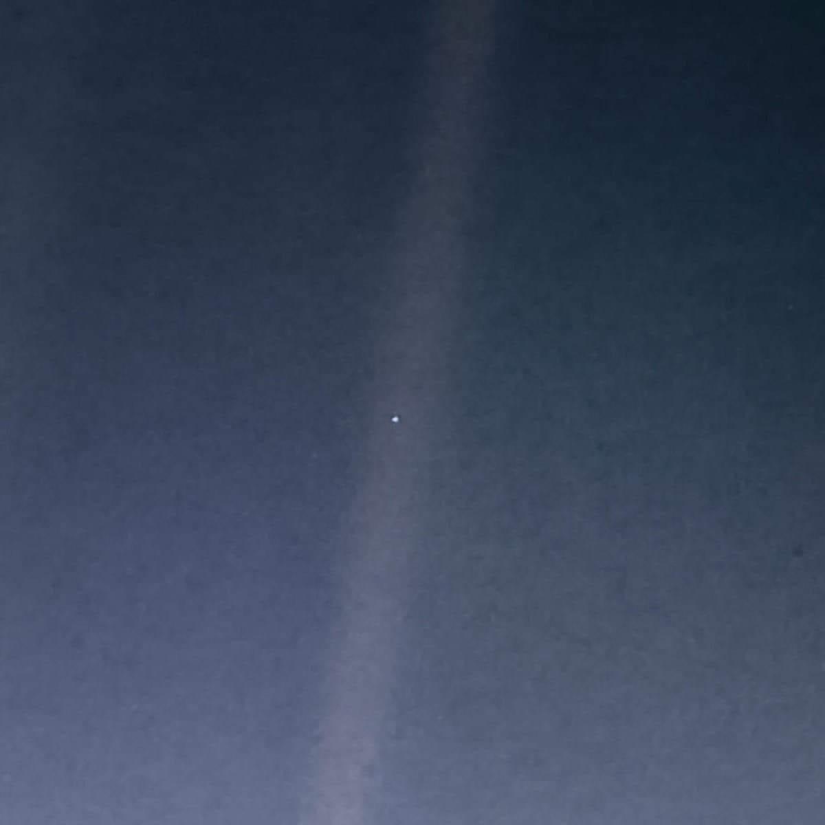 Pale Blue Dot, bức ảnh mang tính biểu tượng của Trái Đất do Voyager 1 chụp từ 6 tỷ km, một chấm nhỏ xíu trong không gian